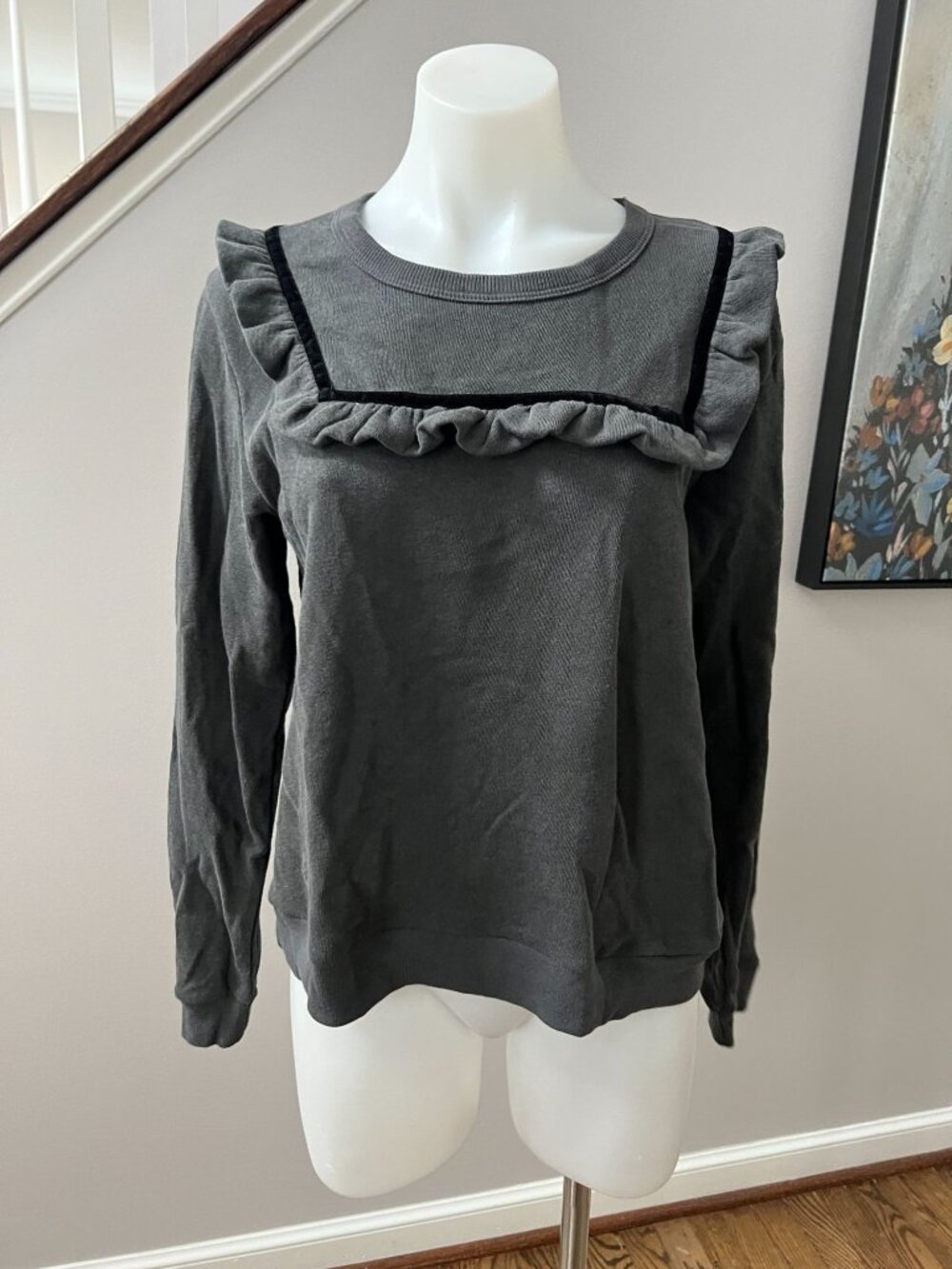 THE GREAT. The Shrunken Bib Ruffle Sweatshirt in Dark Grey Size 1 Small